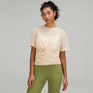 Lululemon Lightweight Mesh Reversible Yoga T-Shirt Tee in Prosecco